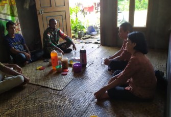 Babinsa Anjangsana Ke Rumah Warga Desa Binaannya
