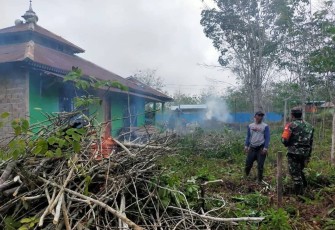 Babinsa Koramil 1206-08/Bunut Hilir Laksanakan Karya Bhakti di Masjid Desa Binaan