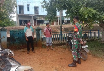 Babinsa Patroli Ingatkan Warga Yang Tidak Memakai Masker