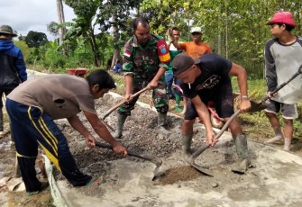Babinsa Bantu Warga Cor Jalan Setapak