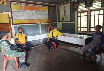 Babinsa Koramil Batang Lupar 1206-03/Batang Lupar Selalu Mengingatkan warga binaanya untuk selalu memakai Masker