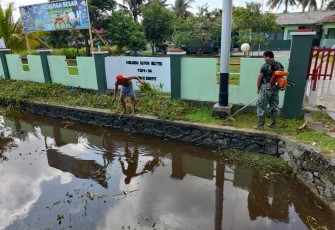 Anggota bersama Mitra Bersihkan Pangkalan Makoramil Sungai Kunyit