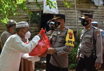 Polres Tanjung Pinang Bagikan Sembako Kepada Warga Terdampak Covid-19