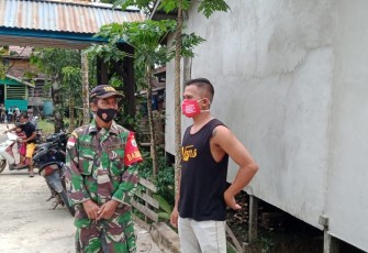 Babinsa Melaksanakan Komsos Ke Warga Desa Binaannya
