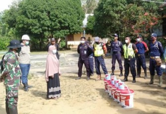 Bersama Pak Satpam Babinsa Simpang Tiga Sembelangan Kodim 1203/Ktp Laksanakan pengecatan Sekolah