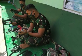 Babinsa Koramil Sandai Rutin Bersihkan Senjata