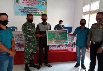 Babinsa Bagikan BLT Di Desa Binaannya.