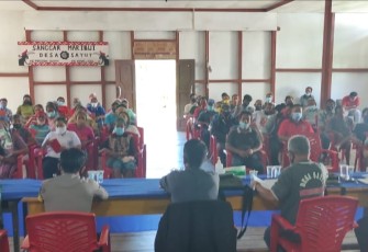 Babinsa Monitor Dan Amankan Pembagian BLT DD 