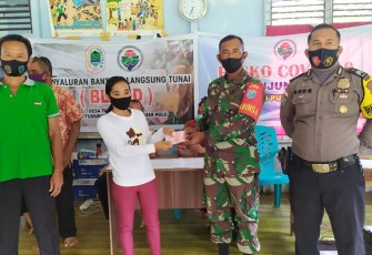 Babinsa Monitor Pembagian BLT-DD Agar Tetap Mematuhi Prokes 