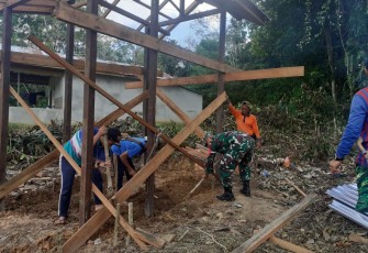 Mewujudkan Lingkungan Kondusif, Babinsa 1206-04/Badau Bantu Warga Bangun Pos Kamling 