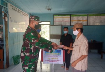 Babinsa Koramil 1016-05/Tumbang Jutuh Pastikan Penyaluran BLT-DD Berjalan Aman