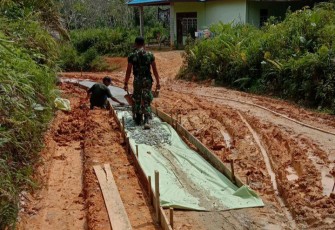 Bangun Semangat Kebersamaan Koramil 1206-11/Silat Hilir Dan Warga  Laksanakan Gotong Royong 