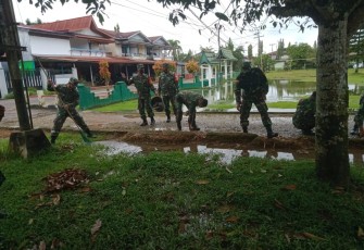 Danramil 1206-06/Putussibau Utara Pimpin Pembersihan Pangkalan Di Sekitar Kantor Koramil
