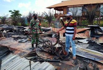 Babinsa Mekar Utama, Kodim 1203/Ktp Cek Langsung Barak Karyawan Kontraktor PT. WHW Yang Terbakar.
