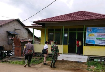 Satgas PPKM Mikro Desa Tanjung Pasar Semprotkan Disinfektan Di Pemukiman Warga