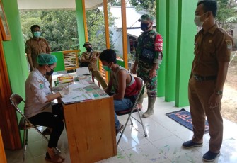 Maksimalkan PPKM Mikro Babinsa Hulu Sungai Dampingi Tenaga Medi Lakukan tracking dan swab antigen