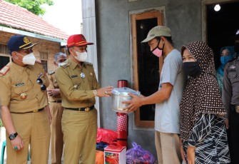 Bupati Lambar Beri Bantuan Sembako Untuk Korban Tenggelam 