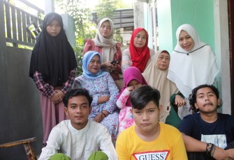 Keluarga besar Darusman yang foto bersama saat Idul Fitri 1442 H, walaupun ada yang tidak bisa mudik karena pandemi.