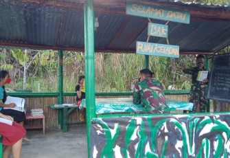 Satgas Pamtas Yonif 407/PK Pos Keladan memberikan bimbingan belajar kepada siswa-siswi SDN 08 Keladan di Dusun  Keladan, Desa Senunuk, Kecamatan Batang Lupar, Kabupaten Kapuas Hulu, Kalbar