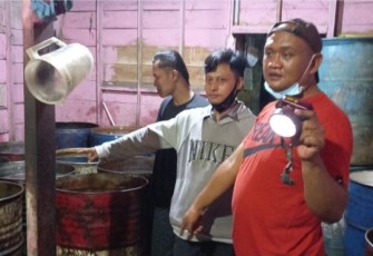 Anggota PKJ dan Reskrim Polres Kendal saat melakukan penggerbekan Solar Ilegal di Jl. Arteri Weleri Desa Pucuksari Sabtu 1/5/2021