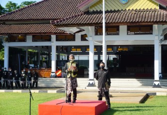 Pemerintah Kabupaten Batang menggelar upacara peringatan Hari Pendidikan Nasional (Hardiknas) Tahun 2021 Secara sederhana dihalaman Pendopo Kabupaten Batang, Senin (3/5/21)