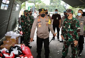 Pangdam IV/Diponegoro Mayjen TNI Rudianto didampingi Kapolda Jateng Irjen. Pol. Drs. Ahmad Luthfi, S.H., S.S.T. M.K., turun langsung ikut membagikan makanan dan minuman siap saji untuk berbuka puasa (takjil) kepada masyarakat, bertempat di Simpang 4 Jl. Kagok Kota Semarang, Jawa Tengah, Senin (3/5/2021).