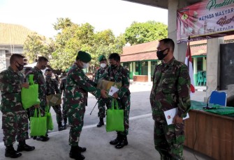 Komandan Kodim 0736 Batang Letkol Arh Yan Eka Putra memimpin langsung pemberian bingkisan dari Pangdam IV Diponegoro juga pemberian bingkisan dari Dandim Batang dan pemberian zakat fitrah, bertempat di Makodim Batang, Selasa (4/5/21).