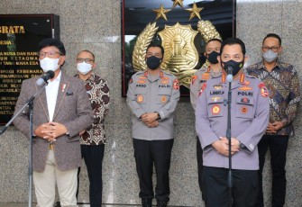 Kapolri Jenderal Listyo Sigit Prabowo menerima kunjungan Menteri Komunikasi dan Informatika (Menkominfo), Johnny G. Plate di Gedung Utama Mabes Polri, Jakarta Selatan, Selasa (4/5/2021).