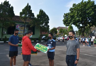 Komandan Korem 073/Makutarama Kolonel Arm Putranto Gatot Sri Handoyo S.Sos., M.M., memberikan Tunjangan Hari Raya (THR) Idul Fitri 1442 Hijriah kepada prajurit dan PNS Korem, bertempat di lapangan apel Makorem jalan Diponegoro No. 28 Salatiga, Jawa Tengah. Rabu (05/05/2021).