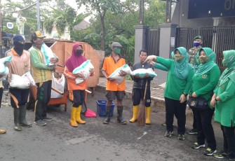 Persit Kartika Chandra Kirana (KCK) Cabang XXIV/ Kodim Batang menggelar kegiatan sosial membagikan ratusan paket sembako kepada warga masyarakat kurang mampu yang ada di Kelurahan Proyonanggan Selatan, Kauman dan Kelurahan Watesalit Kecamatan Batang, Kabupaten Batang, Rabu (5/5/21)