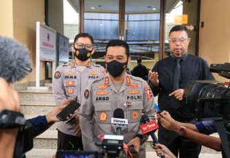 Kepala Divisi Humas Polri Irjen Pol Argo Yuwono usai penandatanganan surat keputusan bersama tentang penegakan hukum Karhutla di Mabes Polri, Jakarta, Kamis (6/5). 