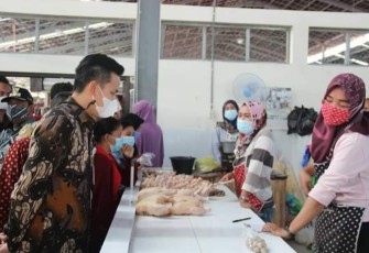 Pemerintah Kabupaten Kendal melakukan monitoring harga kebutuhan pokok di pasar Pagi Kaliwungu dan beberapa toko swalan di Kabupaten Kendal, kemarin hari Kamis (6/5/2021).