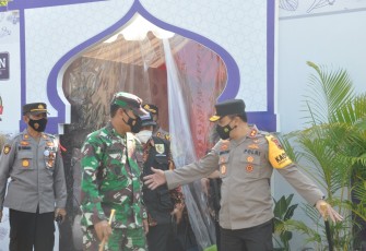 Kapolda Jawa Tengah Irjen Pol Ahmad Luthfi melakukan kunjungan kerja di Kabupaten Wonogiri. Kunjungan  kerja Kapolda Jateng kali ini di Kabupaten Wonogiri, dalam rangka meninjau rangka Ops Ketupat Candi tahun 2021 di Pos Terpadu Nambangan, Selogiri, Kabupaten Wonogiri, Jumat pagi, (7/5/21).