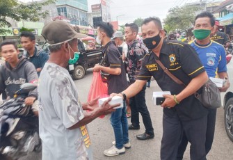 Ormas Lindu Aji Tentara langit Weleri, melakukan kegiatan pemberian takjil yang dipimpin langsung oleh Ketua Lindu aji Weleri Yahya Yatim, Di Jalan Soekarno Hatta Weleri, tepatnya di depan pasar Weleri yang terbakar beberapa bulan yang lalu. Jum’at (07/05/2021).