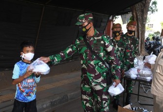 Prajurit Kodam IV/Diponegoro bersama jajaran Polda Jateng kepada masyarakat dan pengendara jalan, jelang berbuka puasa, di Jl. Menoreh pertigaan Jembatan Besi Kel. Bendan Duwur, Minggu, (9/5/2021)