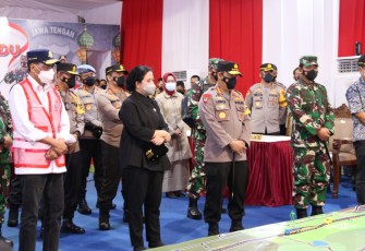 Kapolri Jenderal Polisi Listyo Sigit Prabowo melakukan peninjauan Operasi Ketupat 2021 di Pejagan, Brebes, Jawa Tengah, Minggu (9/5/2021).