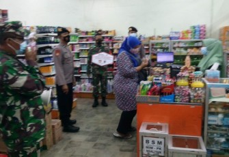 Koramil 12/Simo Kodim 0724/Boyolali bersama Polsek Simo menempatkan sejumlah personel untuk melakukan penjagaan dan patroli sebagai wujud pelayanan kepada masyarakat. Seperti yang dilaksanakan di sekitar pertokoan dan swalayan Dukuh  Simo Baru Desa Simo Kecamatan Simo. Minggu Malam (09/05).