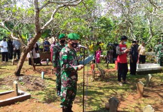 Kodim 0736/Batang menggelar prosesi pemakaman Veteran Kemerdekaan RI Tahun 1945 secara militer yang dimakamkan di Pemakaman Muslim, Desa Simbang Desa, Kecamatan Tulis, Kabupaten Batang, Senin (10/5/21) pagi. 