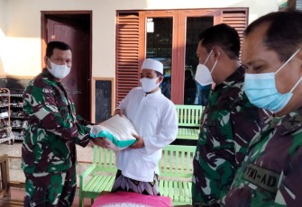Komandan Kodim 0736/Batang Letkol Arh Yan Eka Putra melaksanakan kunjungan silaturahmi serta Bhakti sosial dengan pimpinan ponpes Darul Ullum di Pondok Pesantren Desa Tragung, Kecamatan Kandeman, Kabupaten Batang, Senin (10/5/21) sore.