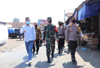 Forkompinda Kendal monitoring harga kebutuhan pokok di Pasar Boja, Selasa 11/5/2021