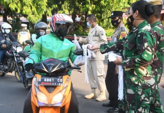 Prajurit Kodam IV/Diponegoro dan Polda Jateng  melakukan kembali aksi berbagi takjil secara gratis kepada seluruh masyarakat Kota Semarang, khususnya di sekitaran Pos Lantas Simpang 5, Kelurahan Mugasari Kota Semarang, Jawa Tengah, Selasa (11/05/2021).