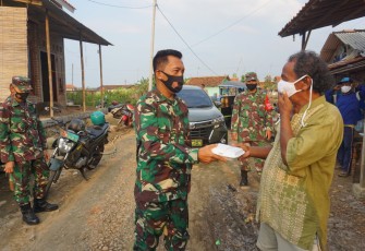 Para Babinsa jajaran Kodim 0736/Batang dan Bhabinkantibmas jajaran Polres Batang bersama Kepala Staf Mayor Kav Haryono di dampingi Pasiter Kapten Inf Winarno membagikan masker  dan takjil kepada masyarakat kurang mampu terdampak Covid- 19.