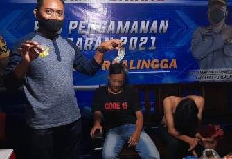 Petugas Pos Pengamanan Operasi Ketupat Candi 2021 di Kecamatan Padamara, Kabupaten PurbaIingga mengamankan dua pemuda yang didapati membawa sejumlah obat terlarang. Hal tersebut didapati saat petugas melakukan pemeriksaan kendaraan di depan pos pengamanan, Kamis (13/5/2021) malam. 