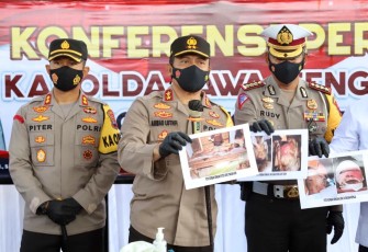 Polda Jateng Laksanakan pers rilis terkait ledakan petasan yang terjadi di Desa Ngabean Kecamatan Mirit, Kabupaten Kebumen yang menewaskan 4 orang dan 4 lainnya luka-luka. Jumat (14/05/2021)