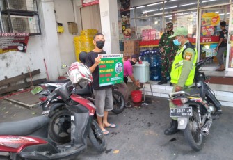 Bintara Tinggi Komunikasi Sosial (Bati Komsos) Koramil 03 Serengan Kodim 0735 Surakarta Pelda Tukiman dan Linmas menggelar Patroli Dialogis Monitoring, Sosialisasi dan Edukasi penerapan disiplin Protokol Kesehatan Cegah Covid-19. Kegiatan ini menyasar Alfa Mart Serengan Kota Surakarta,(14/5).