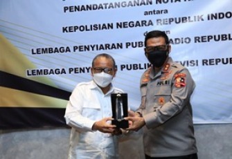 Kabag Mitra Ro Penmas Divhumas Polri, Kombes Pol Drs. Cahyo Budisiswanto, M.H.,bersama Direktur Utama TVRI, Iman Brotoseno saat penandatanganan MOU 