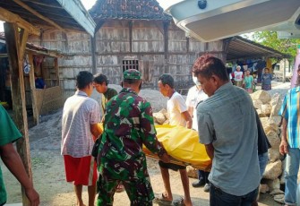 Babinsa Pundenarum Bantu Evakuasi Penemuan Mayat Di Area Persawahan