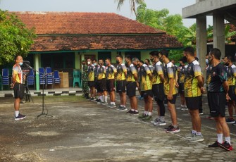 TNI dan PNS Kodim 0736/Batang melakukan aktivitas tugas sehari hari. Terlebih dahulu Prajurit maupun PNS melaksanakan apel pagi yang dipimpin oleh Pasilog Kapten Inf Sugito dihalaman Makodim, Selasa (18/5/21)