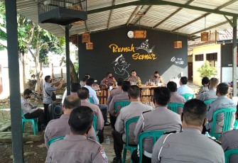 Kapolres Pekalongan Kota AKBP M Irwan Susanto., S.I.K., SH,MH,  saat pimpin Anev OKC 2021 diserambi Polsek Pekalongan Kota dihadiri PJU, Para Kapolsek dan Perwira yang mengikuti Ops Ketupat Candi.