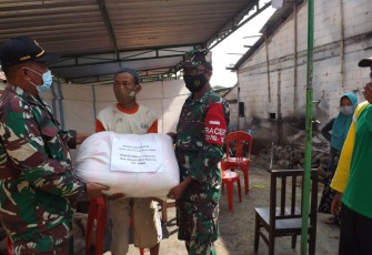 Kodim Batang. Dengan melalui Koramil 09/Blado, dipimpin langsung oleh Danramil Kapten Cba Suwanto penyaluran bantuan berupa beras diserahkan kepada pihak korban kebakaran yang berada di Dukuh Wonolobo, Desa Bawang, Kecamatan Blado, Kabupaten Batang, pada jumat  (21/5/21) pagi. 